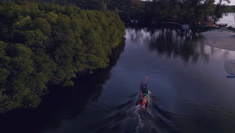 Barco-Va-Del-Mar-A-Los-Manglares-En-El-Río