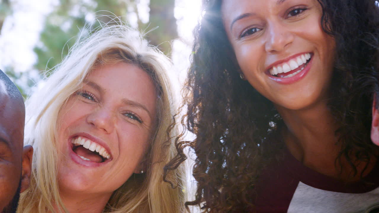 portret van jonge vrienden op een wandelavontuur op het platteland