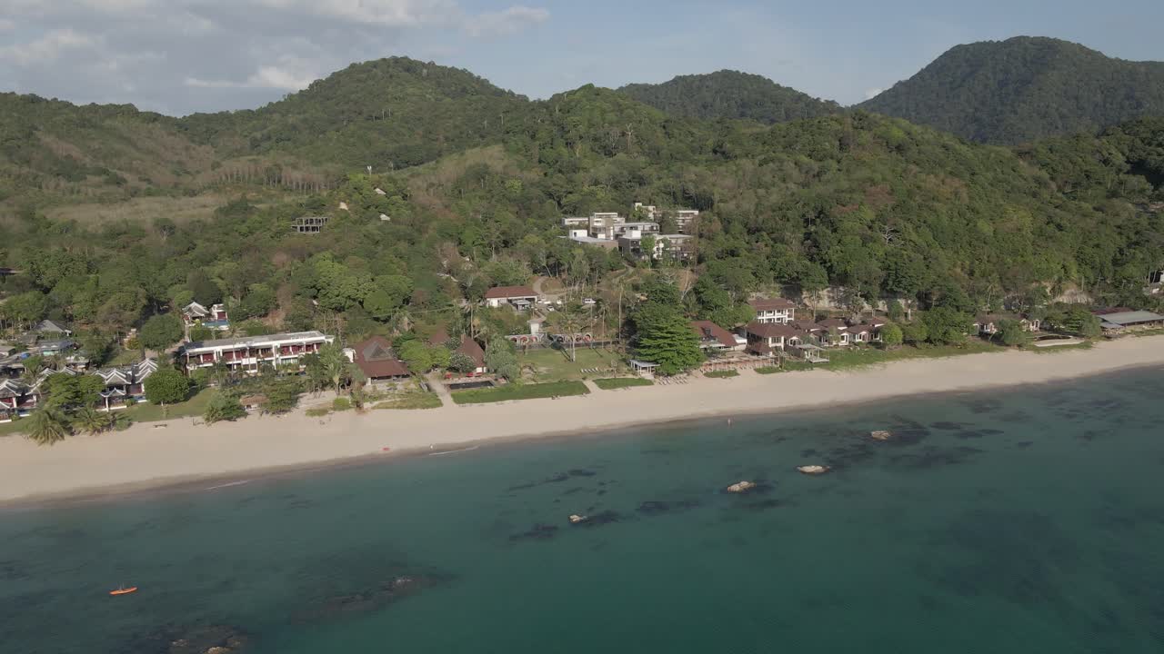 retiros aéreos de los tranquilos resorts de playa de koh lanta, montañas de la isla