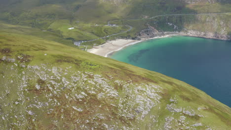 toma de revelación aérea de la bahía de keem en la isla de achill, irlanda