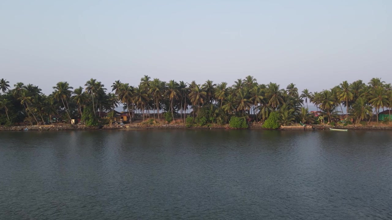 Ripresa con drone di terra costiera lungo un fiume a Udupi, Karnataka