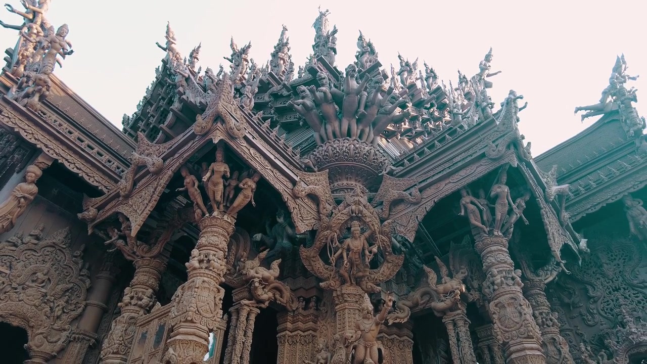 Họa tiết trang trí trên các cột gỗ và mái nhà hình tam giác tại Bảo tàng Chân Lý ở Pattaya, một ngôi đền lâu đài gỗ khổng lồ