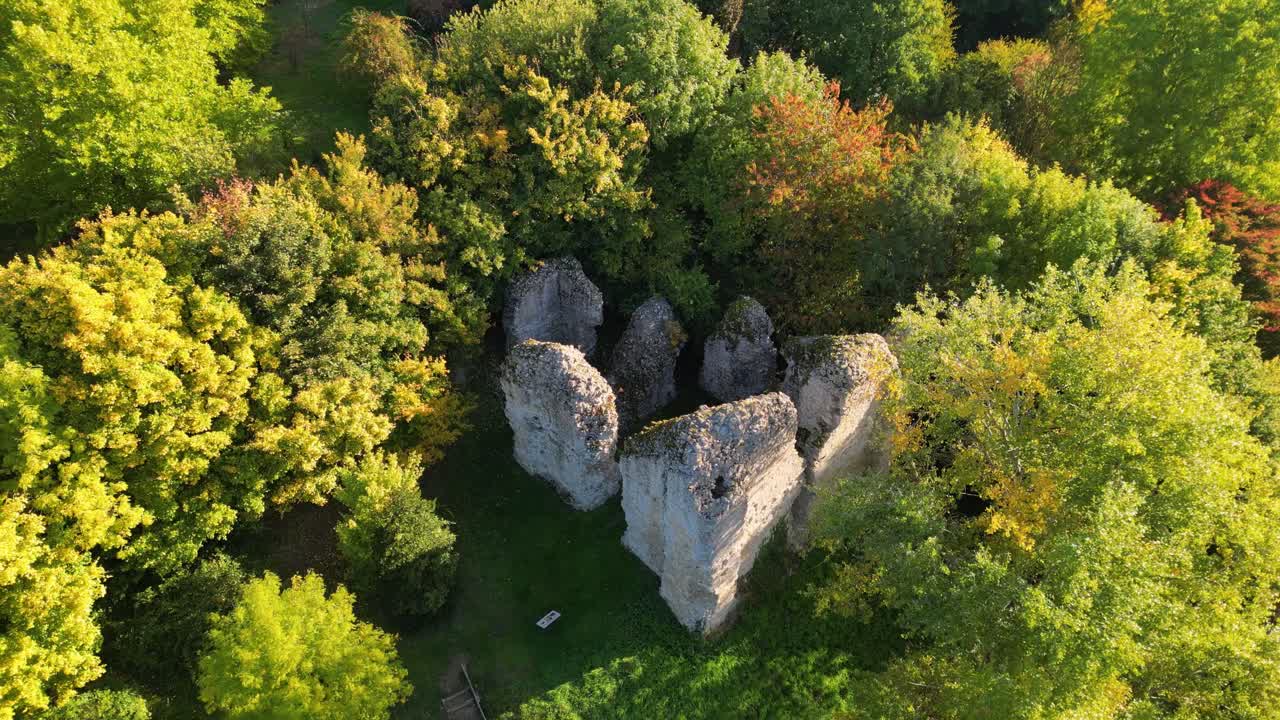Dokonalé podzimní stromy se zříceninou normanské tvrze z 12. století v Sutton Valence