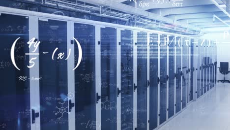 animación de ecuaciones matemáticas flotando contra la sala del servidor de la computadora