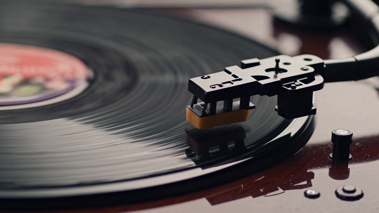 Disco in vinile che gira su un giradischi vintage