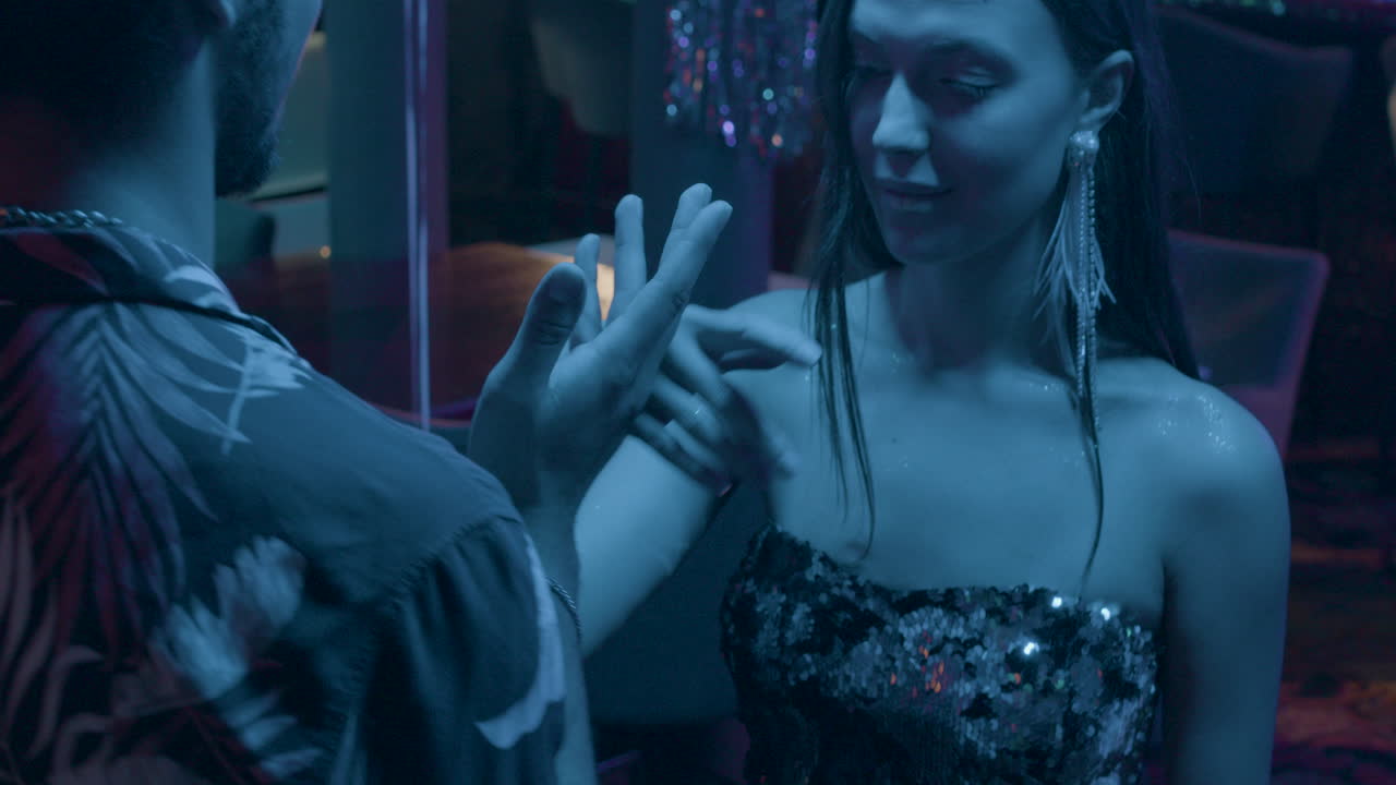 друзья танцуют на вечеринке