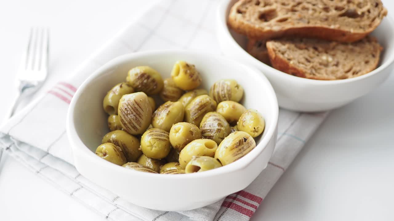 aceitunas verdes y pan