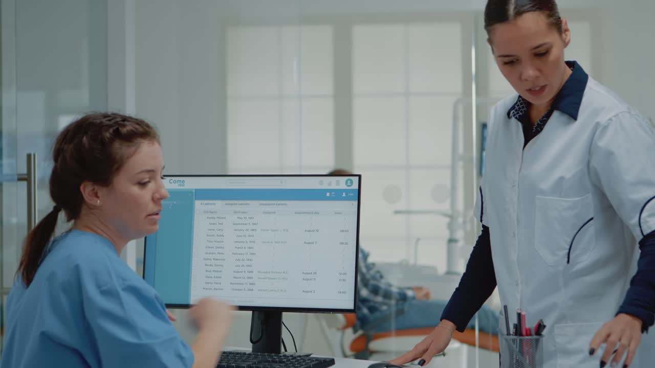 dentista profesional que se prepara para la consulta utilizando rayos x