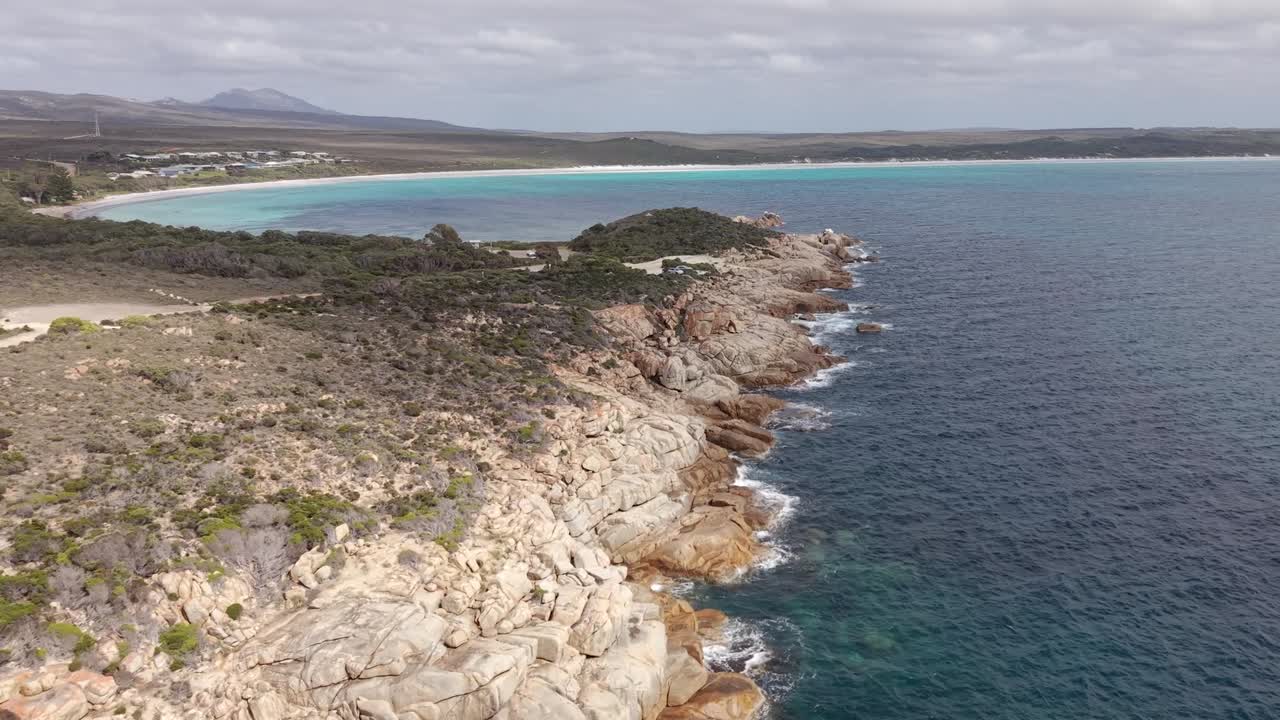 Riprese aeree con drone del litorale di Cheynes Beach e dell'insediamento.