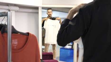 hombre intentando camiseta