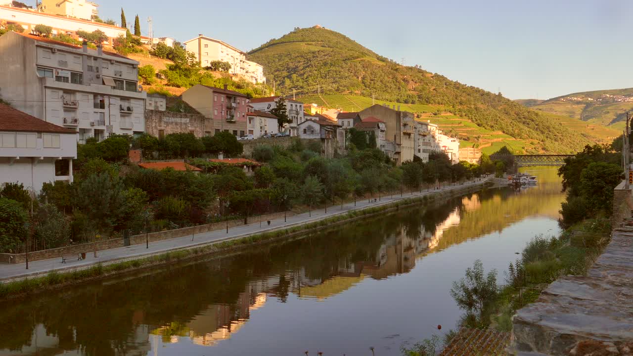 la pintoresca ciudad de pinhao en el valle del duero durante la hora dorada en portugal