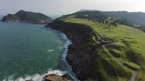 vista aérea del campo de golf público jockey club kau sai chau, hong kong