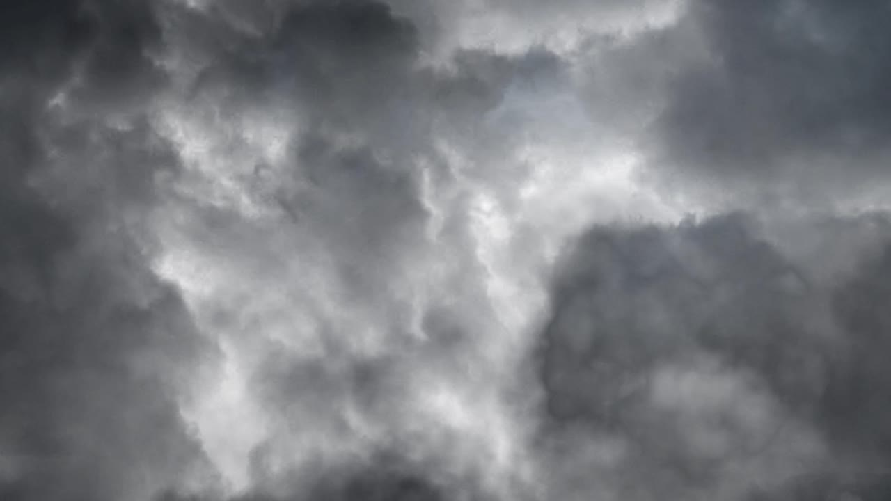 la formación de nubes altas y gruesas cuando se produce una tormenta eléctrica