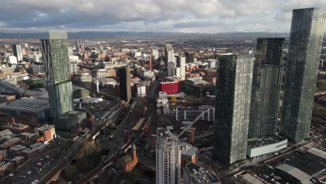 vuelo aéreo de drones que muestra una gran visión general de la ciudad de manchester y su impresionante arquitectura.