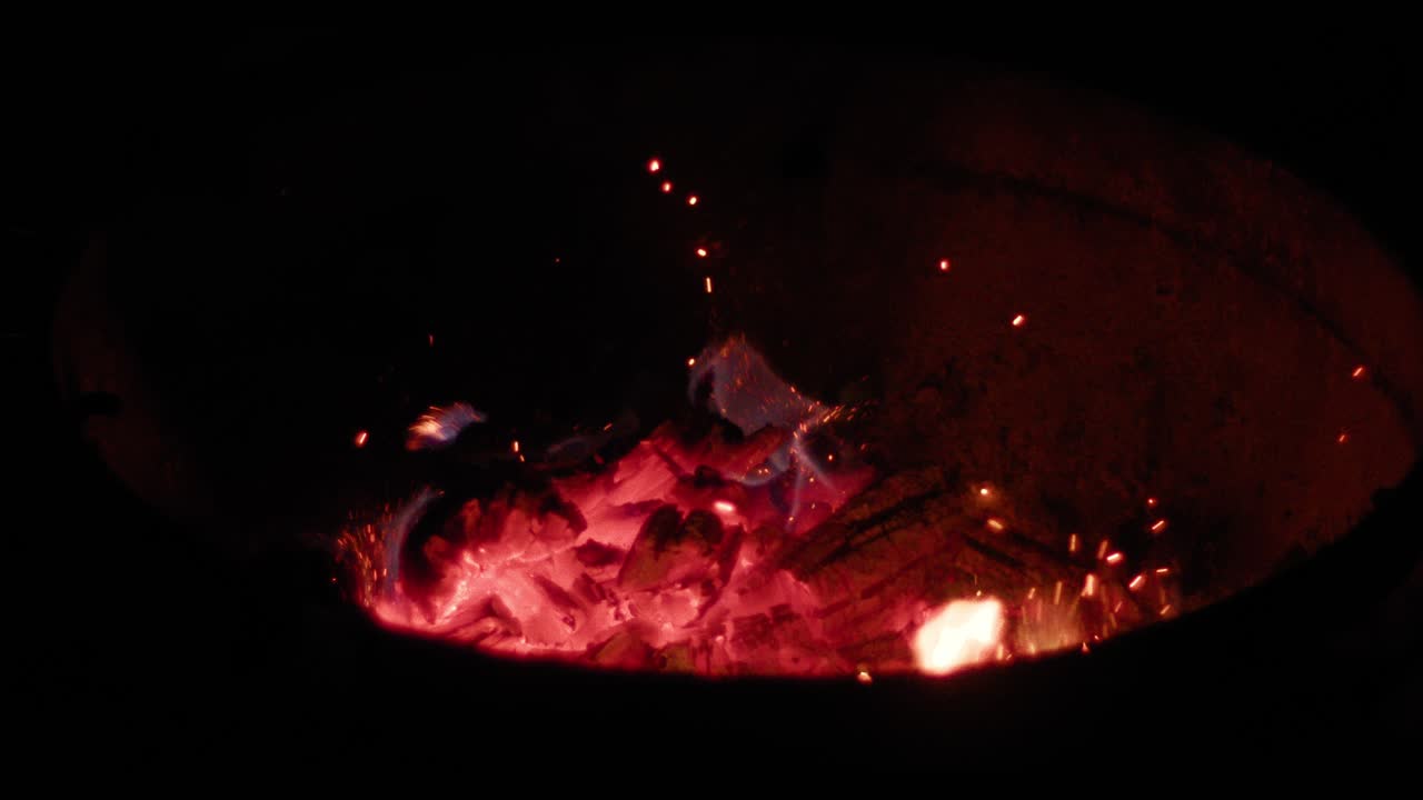 불씨를 만드는 주위를 움직이는 빛나는 나무 석탄