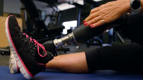 mujer de edad avanzada estirándose en el estudio de fitness 4k