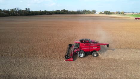 un agricultor cosecha una cosecha de soja en el noreste de wisconsin