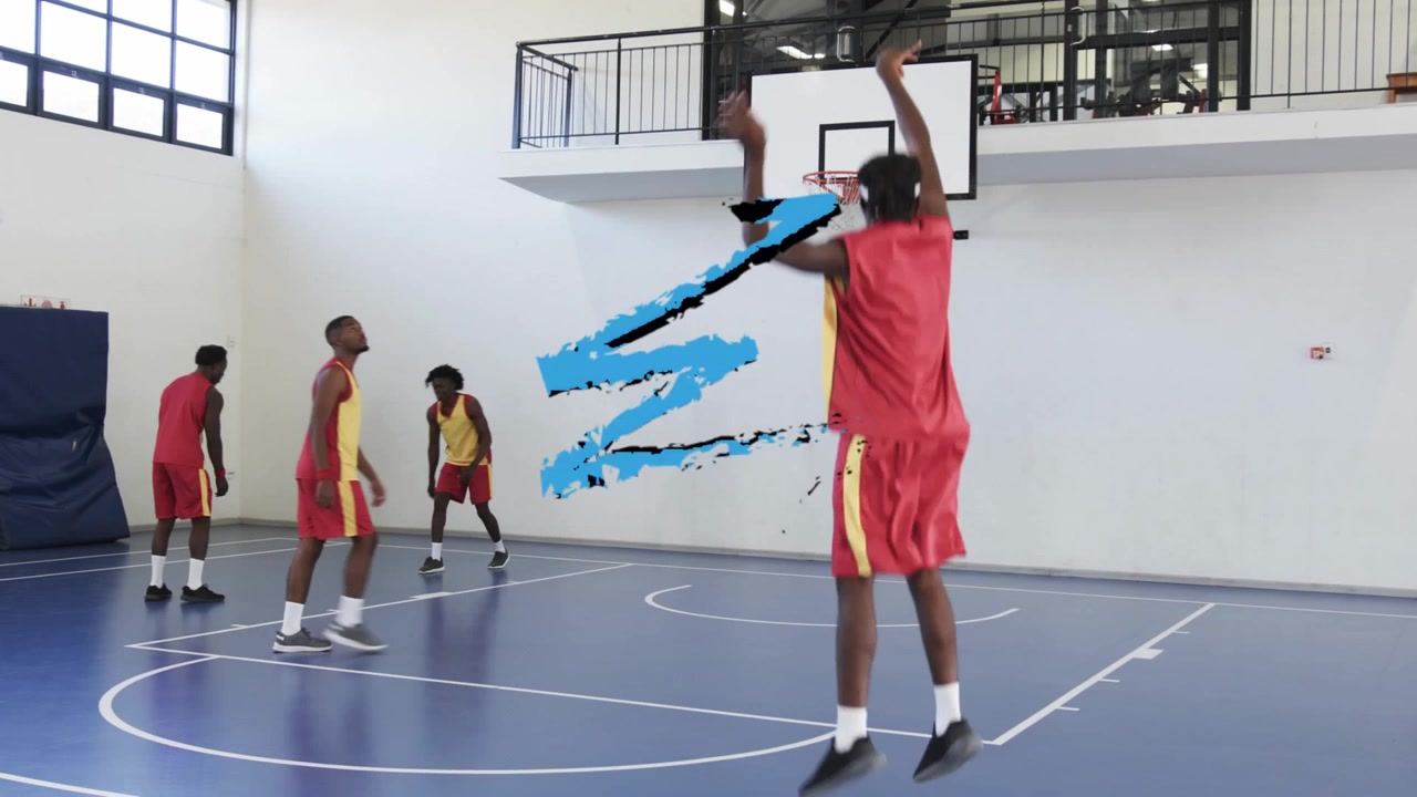 Quattro uomini che si scambiano i ruoli dopo che il miglior giocatore inizia il palleggio, eseguendo un esercizio di pallacanestro con il canestro.