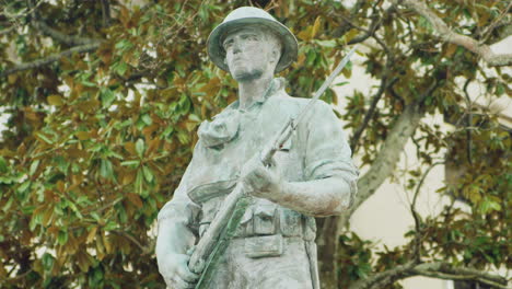 close up d'une statue de soldat à un mémorial de guerre