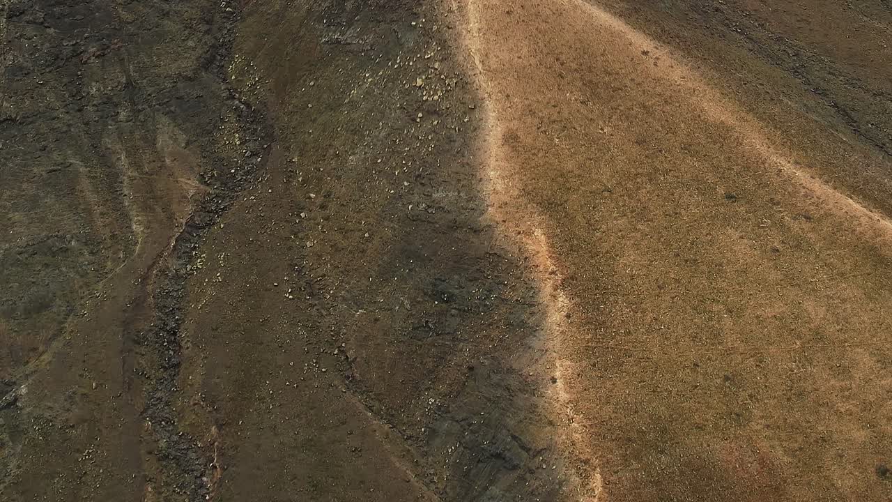 Vista dall'alto di una gola montana arida