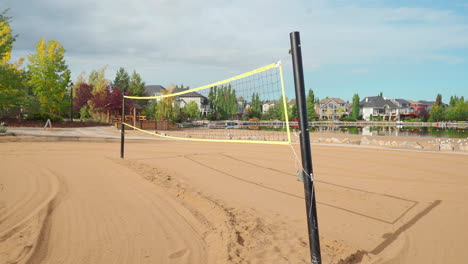 Red-De-Voleibol-En-La-Playa-Al-Mediodía-En-Un-Bonito-Barrio