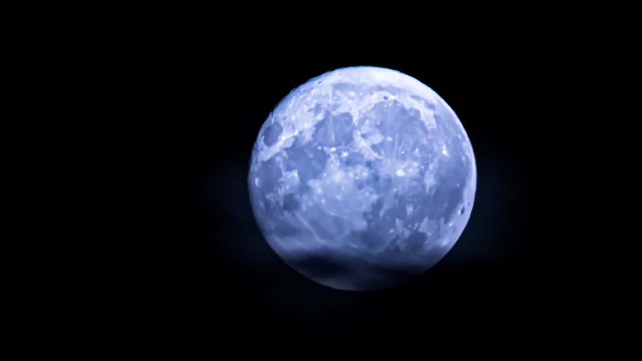Uma lua cheia descendo rapidamente em um céu escuro