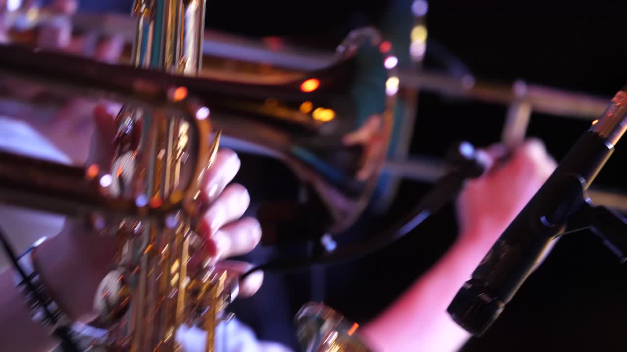 interpretación de saxofón y trompeta