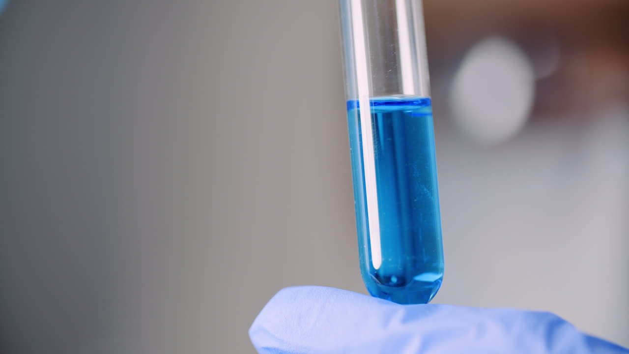 손에 들고 테스트 튜브를 사용하여 실험실 과학자에서 작업