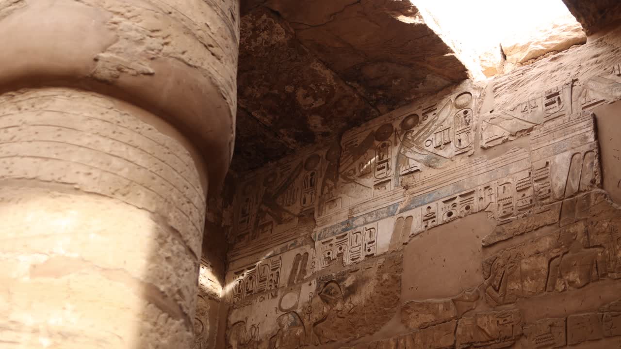 foto panorámica de altas columnas llenas de jeroglíficos en la sala hipóstila del templo de karnak en luxor, egipto