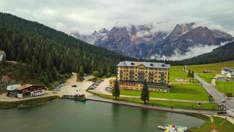 Imágenes-Aéreas-De-Drones-Del-Lago-Misurina-Ubicado-En-La-Provincia-De-Belluno,-Veneto-En-Italia