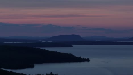 Lago-Moosehead-Durante-La-Hora-Azul-Paisaje-Aéreo