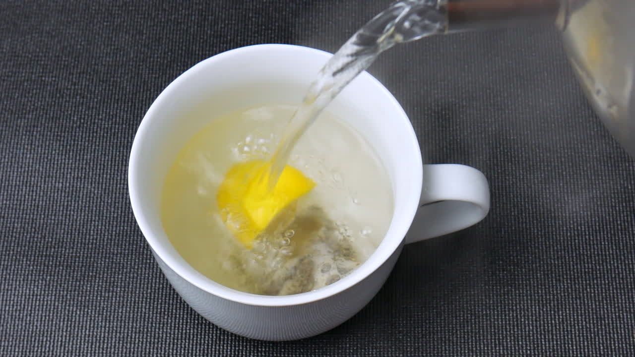 컵에 뜨거운 물을 붓는 것, 녹차, 레몬, 음료, 음료수, 건강한, 허브차, 해독, 항산화