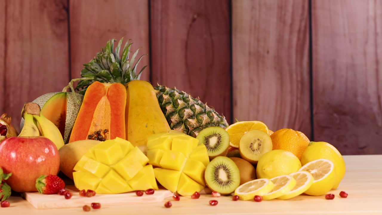 una vibrante exhibición de una variedad de frutas frescas