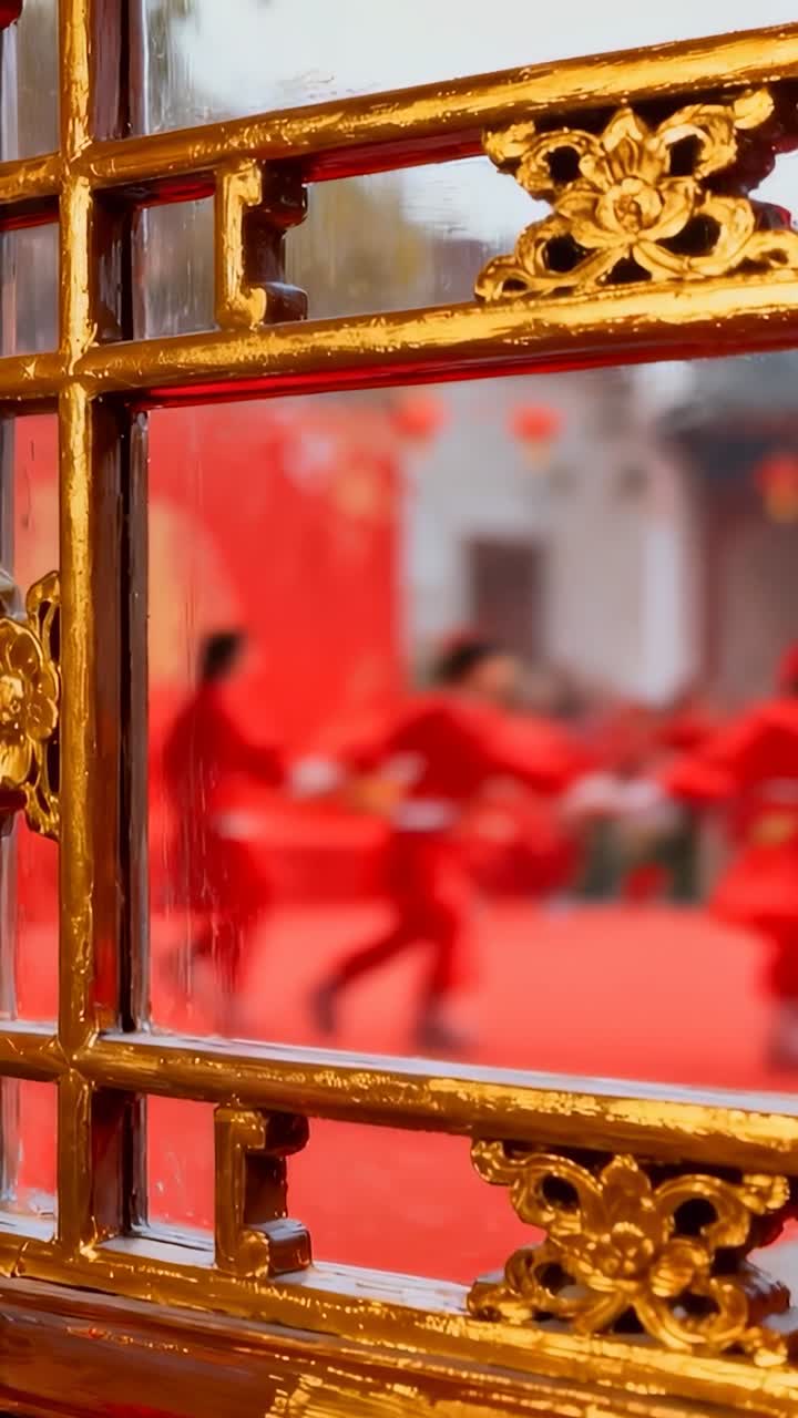 Vídeo vertical: grade dourada emoldurada, grupo de festival de apresentação em vermelho dançando no templo, espaço para texto
