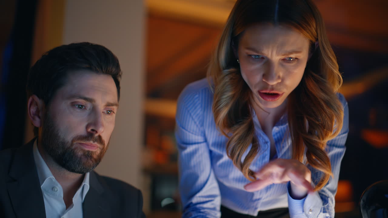 Dirigente donna che controlla il lavoro del manager e discute un problema in ufficio di notte, primo piano