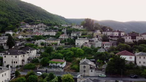 Casas-Tradicionales-Construidas-En-Piedra-En-El-Pueblo-De-Montaña-Papingo-En-Grecia,-Hermosa-Escena