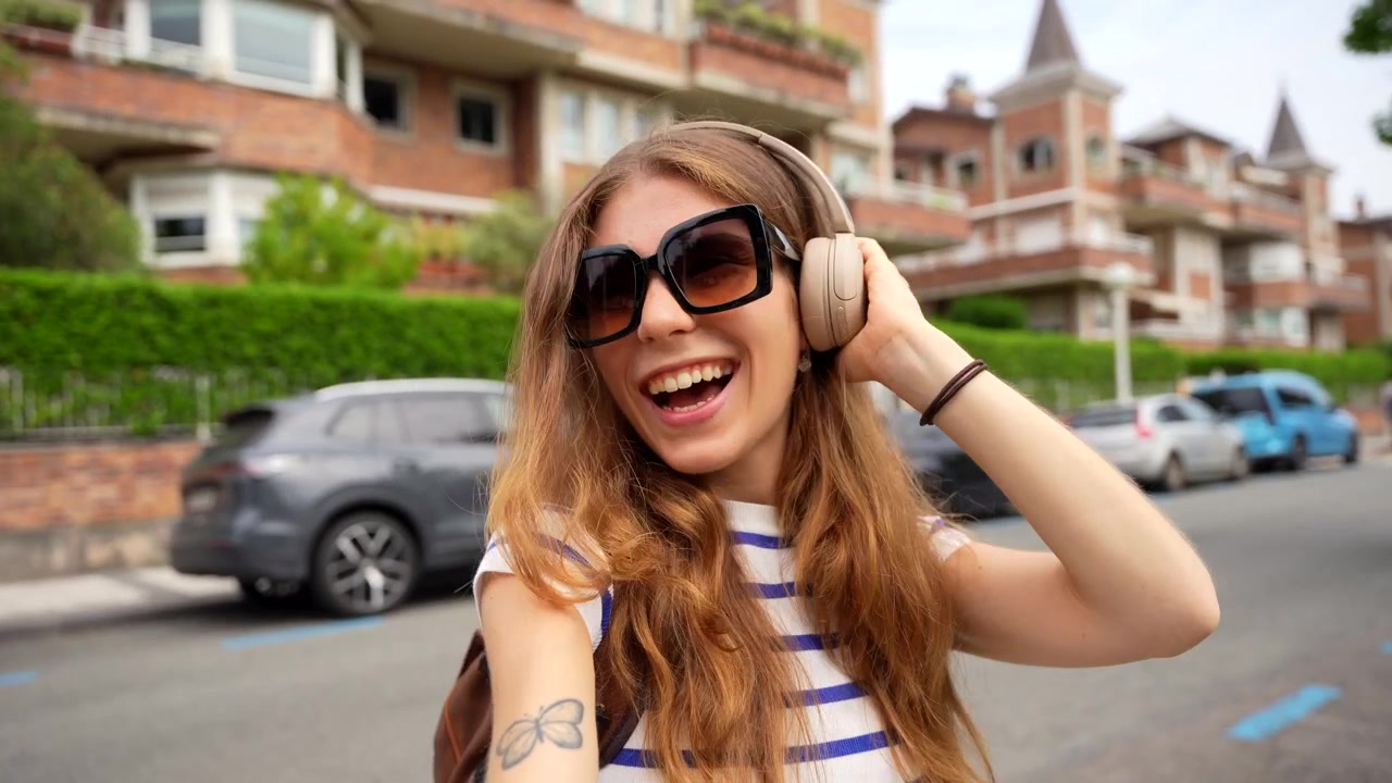 Giovane donna che balla e ascolta musica all'aperto.