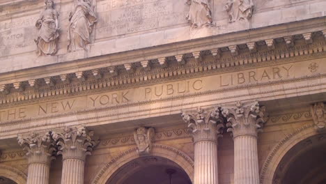 primer plano, biblioteca pública de la ciudad de nueva york en manhattan