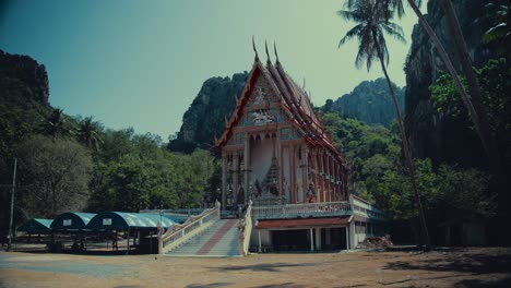 el templo de wat khao daeng en tailandia escondido entre colinas de piedra caliza