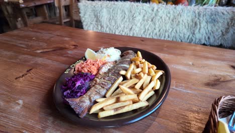 pescado al horno en un plato marrón