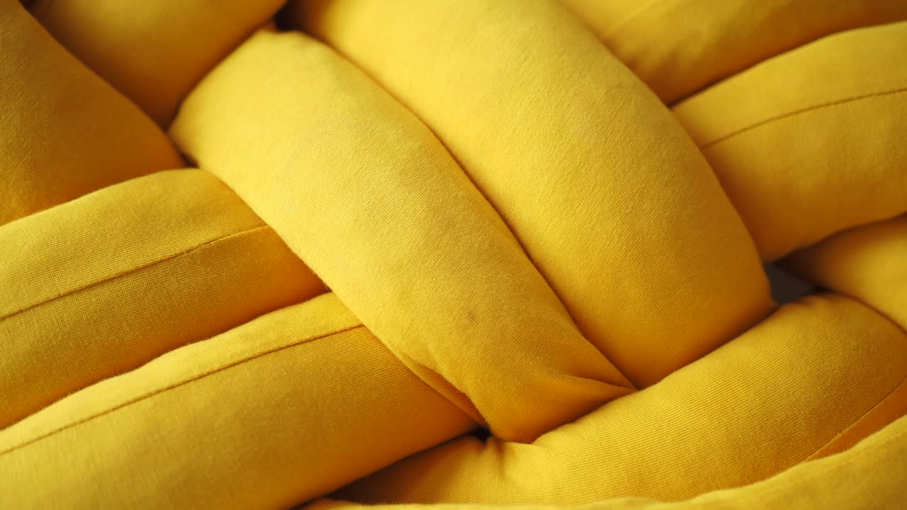 близкий вид желтой тканей подушки