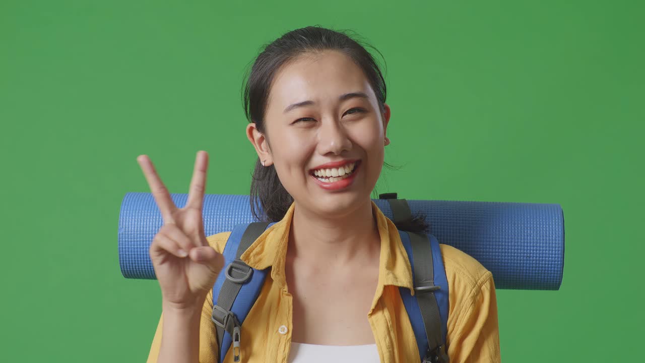 평화 표지판 을 가진 행복 한 관광 여성