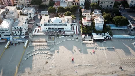 Vista-Superior-De-Un-Hotel-Detrás-De-Una-Playa-De-Arena-Al-Lado-Del-Mediterráneo