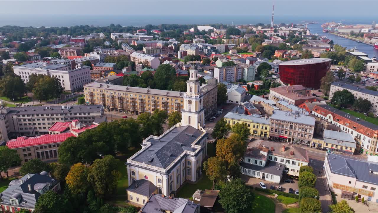 Dron kroužící kolem věže katedrály v Liepaji odhaluje jantarový sál a město