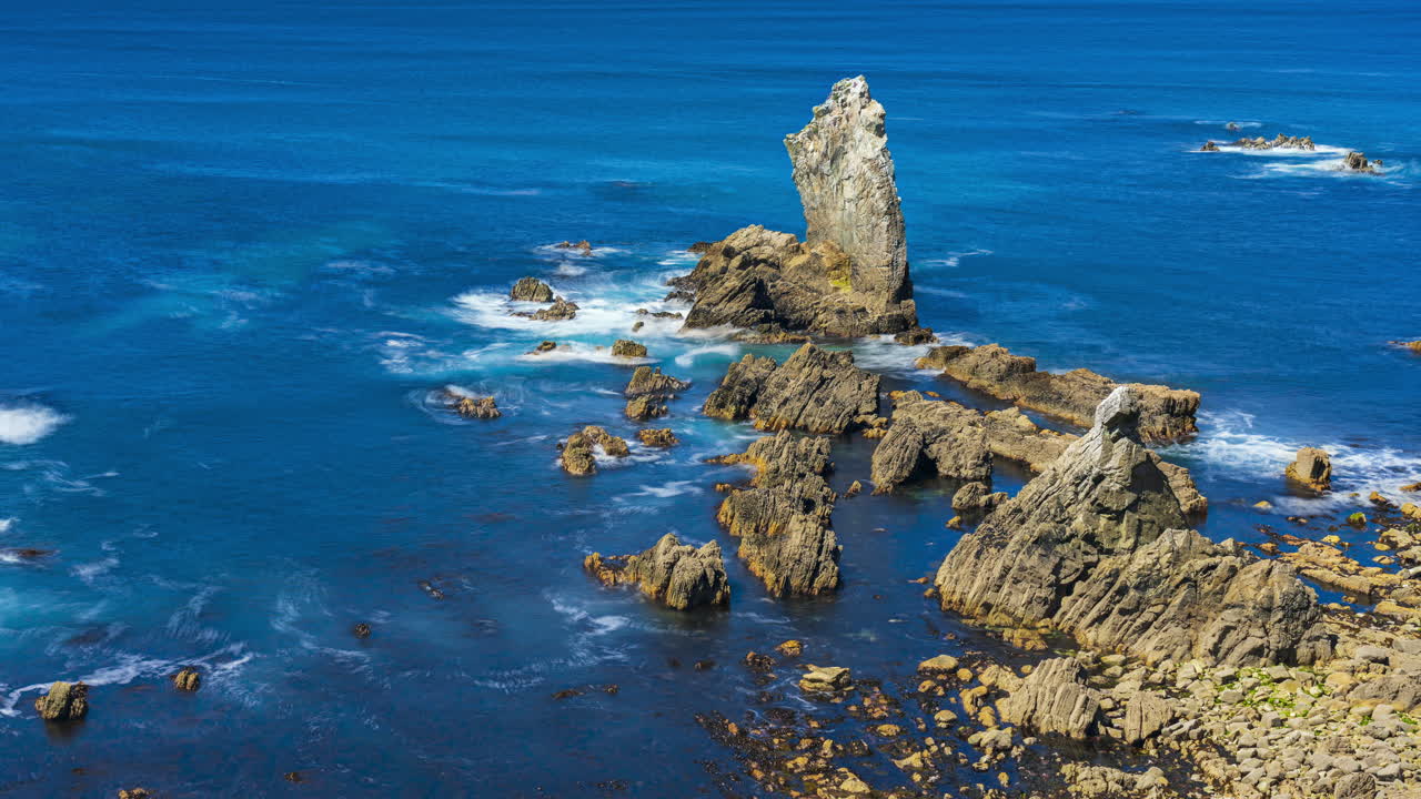 таймлапс изрезанной береговой линии с движущимися облаками на небе и морскими скалами на переднем плане на острове ачилл на диком атлантическом пути в ирландии