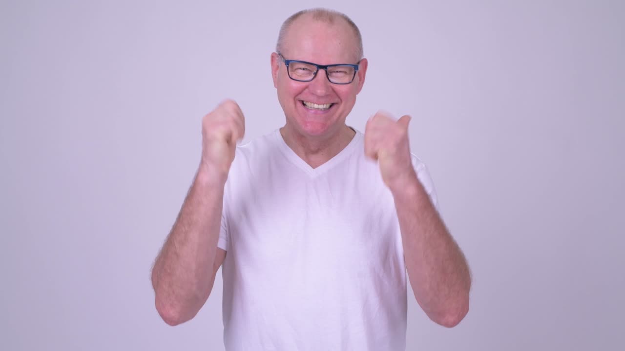 fotografía de estudio de un hombre de edad avanzada y guapo