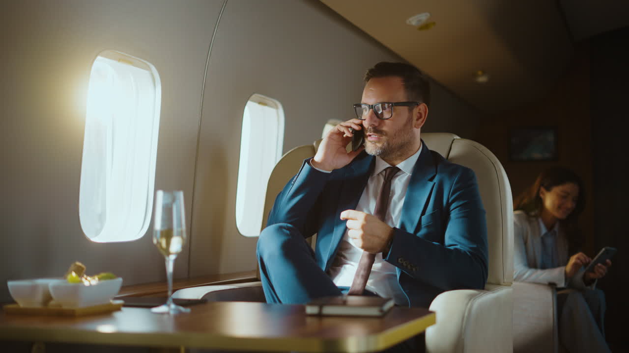 Persone d'affari che viaggiano su un jet privato