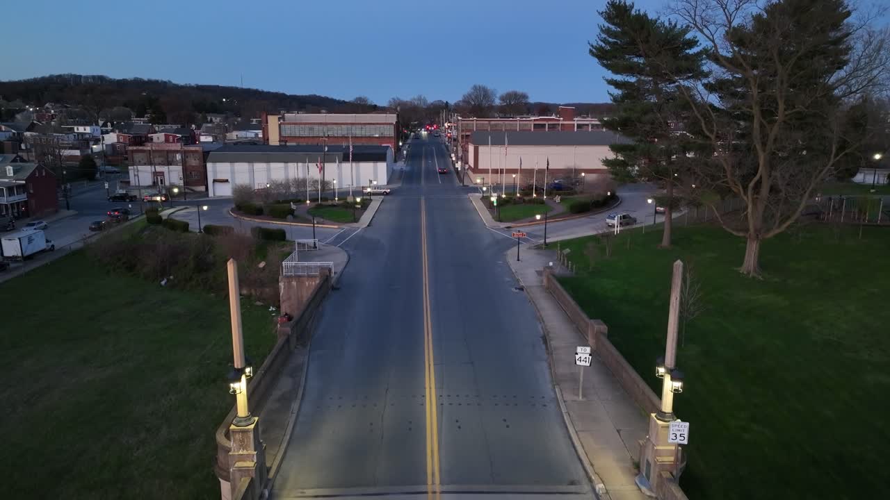 미국 작은 마을의 도로에 있는 자동차들의 상승하는 드론  ⁇