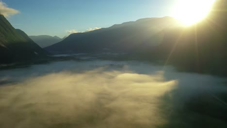 Niebla-Matutina-Sobre-El-Valle-Entre-Las-Montañas-A-La-Luz-Del-Sol.-Niebla-Y-Hermosa-Naturaleza-De-Imágenes-Aéreas-De-Noruega.