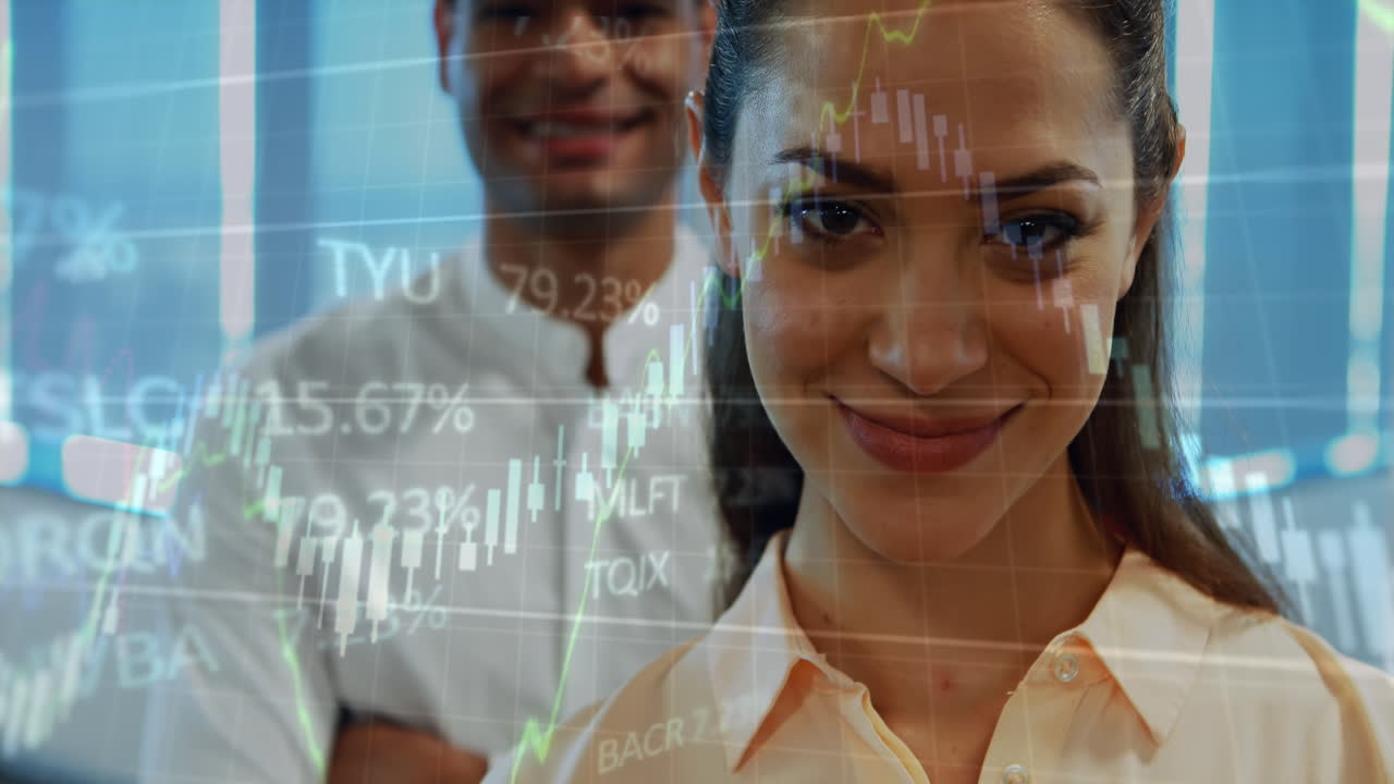 Animação de gráficos e dados da bolsa de valores em movimento sobre um empresário e uma empresária birraciais sorridentes.